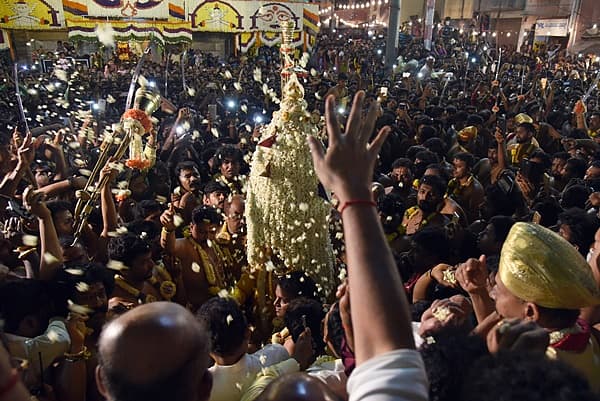 ಬೆಂಗಳೂರಿನಲ್ಲಿ ಶನಿವಾರ ರಾತ್ರಿ ಇತಿಹಾಸ ಪ್ರಸಿದ್ಧ ಕರಗ ಮಹೋತ್ಸವವು ಭಕ್ತಿ, ವಿಜೃಂಭಣೆ ಹಾಗೂ ವೈವಭಯುತವಾಗಿ ನಡೆಯಿತು. 