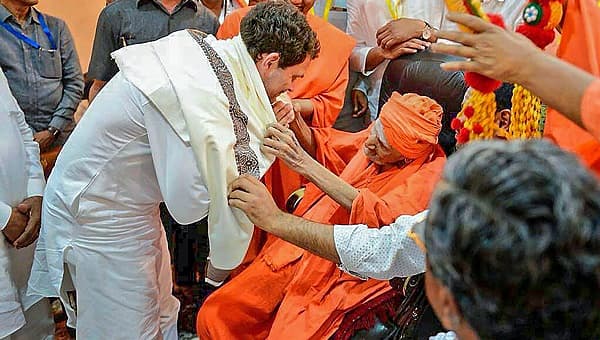 <b>ಸಿದ್ಧಗಂಗಾ ಶ್ರೀಗಳ ಆರ್ಶೀವಾದ ಪಡೆದ ರಾಹುಲ್.....</b> ರಾಜ್ಯದಲ್ಲಿ ಚುನಾವಣೆ ಪ್ರಚಾರದಲ್ಲಿರುವ ಕಾಂಗ್ರೆಸ್ ಅಧ್ಯಕ್ಷ ರಾಹುಲ್‌ ಗಾಂಧಿ ಅವರು ಬುಧವಾರ ಸಂಜೆ ಸಿದ್ದಗಂಗಾ ಮಠಕ್ಕೆ ಭೇಟಿ ಶಿವಕಮಾರ ಸ್ವಾಮೀಜಿಗಳ ಆರ್ಶೀವಾದ ಪಡೆದರು.