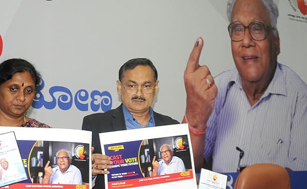 <b>ಮತ ಜಾಗೃತಿ.... </b>ರಾಜ್ಯ ಮುಖ್ಯ ಚುನಾವಣಾ ಅಧಿಕಾರಿ ಸಂಜೀವ್ ಕುಮಾರ್ ಅವರು ಮಂಗಳವಾರ ವಿಕಾಸ್ ಸೌಧದಲ್ಲಿ ಮತ ಜಾಗೃತಿ ಮೂಡಿಸುವ ಪೋಸ್ಟರ್ ಗಳನ್ನು ಬಿಡುಗಡೆ ಮಾಡಿದರು.