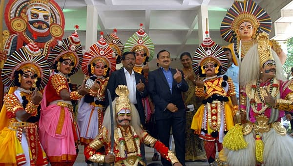 <b>ಮತದಾನ ಅಭಿಯಾನ...</b> ಮತದಾರರಲ್ಲಿ ಜಾಗೃತಿ ಮೂಡಿಸಲು ಬೆಂಗಳೂರಿನ ಚಿತ್ರಕಲಾ ಪರಿಷತ್ ನಲ್ಲಿ ಶನಿವಾರ ಆಯೋಜಿಸಿದ್ದ ಛಾಯಾಚಿತ್ರ ಪ್ರದರ್ಶನ, ವ್ಯಂಗ್ಯ ಚಿತ್ರ ಕಾರ್ಯಾಗಾರದ ವೇಳೆ ಯಕ್ಷಗಾನ ಕಲಾವಿದರೊಂದಿಗೆ ರಾಜ್ಯ ಮುಖ್ಯ ಚುನಾವಣಾ ಅಧಿಕಾರಿ ಸಂಜೀವ್ ಕುಮಾರ್ ಹಾಗೂ ಬಿಬಿಎಂಪಿ ಆಯುಕ್ತ ಮಂಜುನಾಥ್ ಪ್ರಸಾದ್.