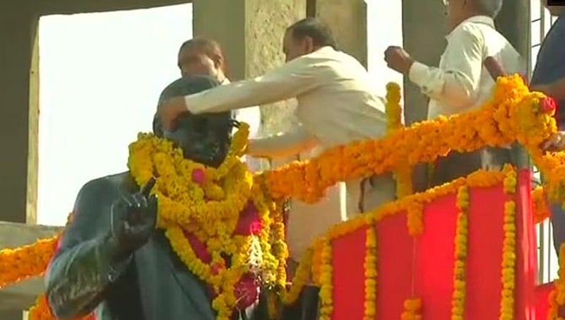 ಬಿಜೆಪಿ ನಾಯಕರು ಪುಷ್ಪ ನಮನ ಸಲ್ಲಿಸಿದ ಬಳಿಕ ಅಂಬೇಡ್ಕರ್ ಪ್ರತಿಮೆ ಸ್ವಚ್ಛಗೊಳಿಸಿದ ದಲಿತರು