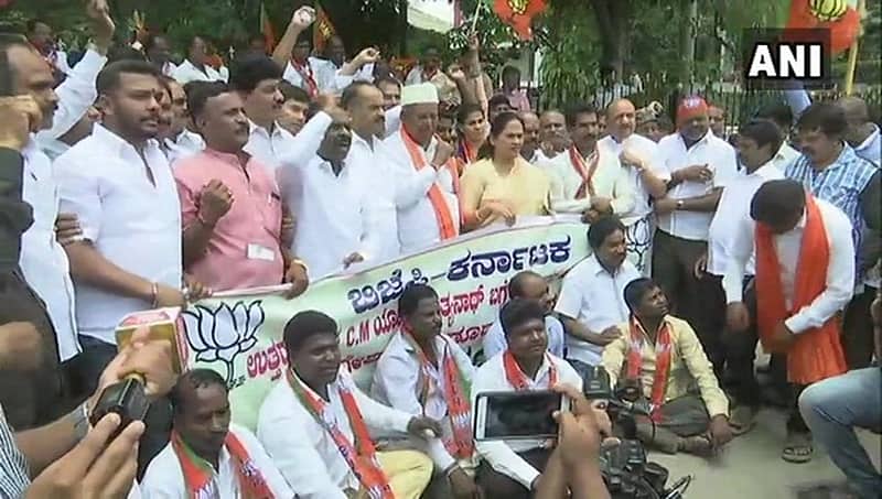 ಯುಪಿ ಮುಖ್ಯಮಂತ್ರಿ ಬಗ್ಗೆ ದಿನೇಶ್ ಗುಂಡೂರಾವ್ ವಿವಾದಾತ್ಮಕ ಹೇಳಿಕೆ: ರಾಜ್ಯ ಬಿಜೆಪಿ ಮುಖಂಡರಿಂದ ಪ್ರತಿಭಟನೆ