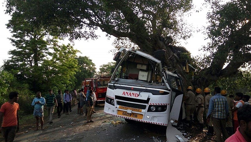ಹಾವೇರಿ: ಮರಕ್ಕೆ ಬಸ್ ಡಿಕ್ಕಿ, ಇಬ್ಬರು ಸಾವು, 15 ಮಂದಿಗೆ ಗಾಯ