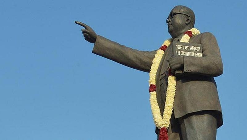 ಕರ್ನಾಟಕ: ಹುಬ್ಬಳ್ಳಿಯ ಅಂಬೇಡ್ಕರ್ ಪ್ರತಿಮೆಯನ್ನು ಹಾಲಿನಿಂದ ಸ್ವಚ್ಛಗೊಳಿಸಿದ ದಲಿತರು