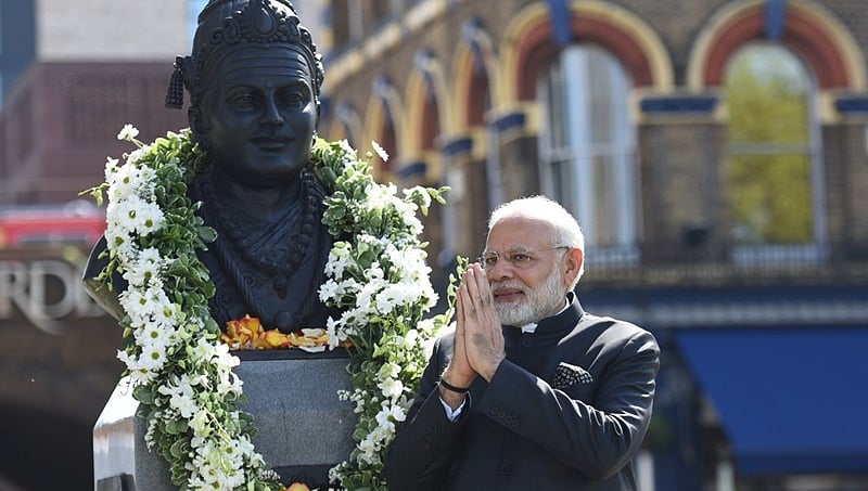 ಲಂಡನ್: ಬಸವೇಶ್ವರ ಪುತ್ಥಳಿಗೆ ಪ್ರಧಾನಿ ಮೋದಿ ಪುಷ್ಪ ನಮನ