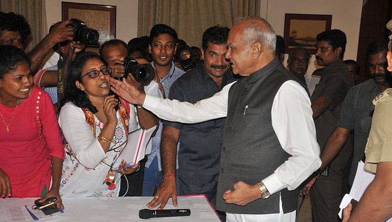 ಪತ್ರಕರ್ತೆ ಕೆನ್ನೆ ಸವರಿದ ತಮಿಳುನಾಡು ರಾಜ್ಯಪಾಲ ಪುರೋಹಿತ್; ಕ್ಷಮೆಗೆ ಆಗ್ರಹ