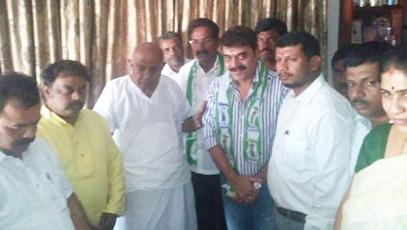 'ಕೈ' ತಪ್ಪಿದ ಟಿಕೆಟ್, ಜೆಡಿಎಸ್ ಸೇರಿದ ನಟ ಶಶಿಕುಮಾರ್