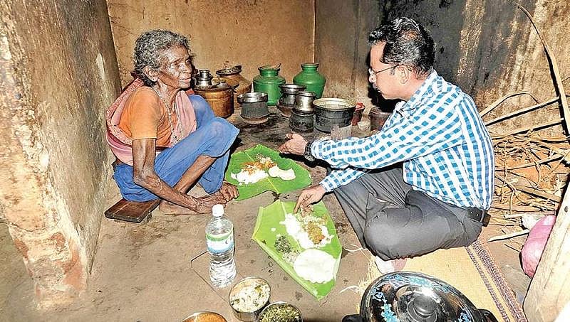 ವೃದ್ಧಾಪ್ಯ ವೇತನ ಅರ್ಜಿ: ಮನೆಯೂಟ ತಂದು ವೃದ್ಧೆ ಜೊತೆ ಊಟ ಮಾಡಿ ಮಾನವೀಯತೆ ಮೆರೆದ ಕರೂರು ಕಲೆಕ್ಟರ್