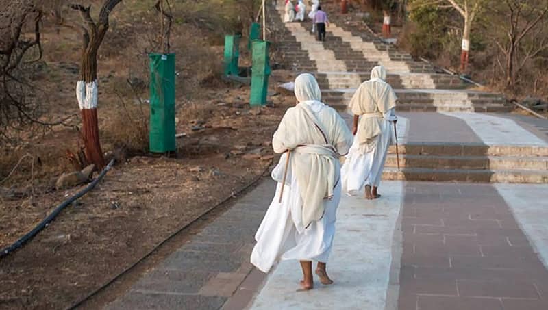 100 ಕೋಟಿ ರೂ. ಮೌಲ್ಯದ ವ್ಯಾಪಾರ ತೊರೆದು ಜೈನ ಸನ್ಯಾಸಿಯಾದ 24 ವಯಸ್ಸಿನ ಮುಂಬೈ ಸಿಎ