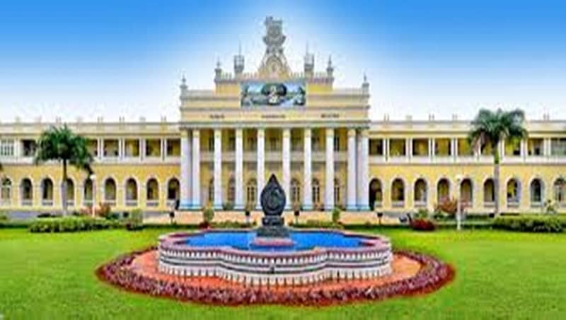 ರಾಜಕೀಯ ಸಭೆಯಲ್ಲಿ ಪಾಲ್ಗೊಂಡಿದ್ದ ಮೈಸೂರು ವಿವಿಯ ಇಬ್ಬರು ಪ್ರೊಫೆಸರ್ ಅಮಾನತು