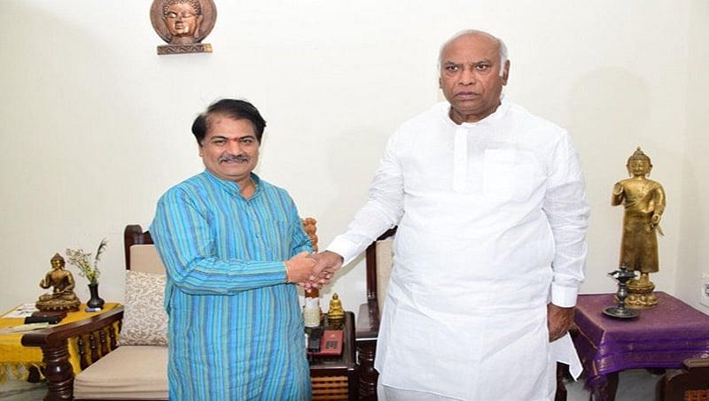 ವಿಧಾನಸಭೆ ಚುನಾವಣೆ: ’ಕೈ’ ಹಿಡಿದ ಬಿಜೆಪಿ ನಾಯಕ ಚಂದ್ರಶೇಖರ್ ಹಿರೇಮಠ