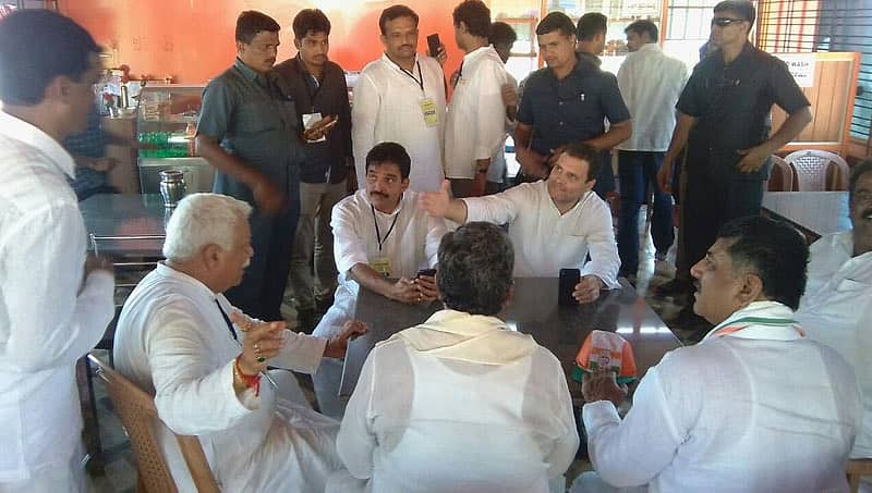 ಕಾಂಗ್ರೆಸ್ ನಾಯಕರು ತಿಂದ ಬಿಸ್ಕತ್ತು, ಟೀಗೆ 6 ಸಾವಿರ ರೂ. ಬಿಲ್ ಪಾವತಿಸಿದ ರಾಹುಲ್ ಗಾಂಧಿ