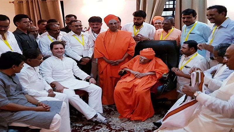 ತುಮಕೂರು: ತ್ರಿವಿಧ ದಾಸೋಹಿಗೆ 111 ಗುಲಾಬಿ ನೀಡಿದ ರಾಹುಲ್ ಗಾಂಧಿ