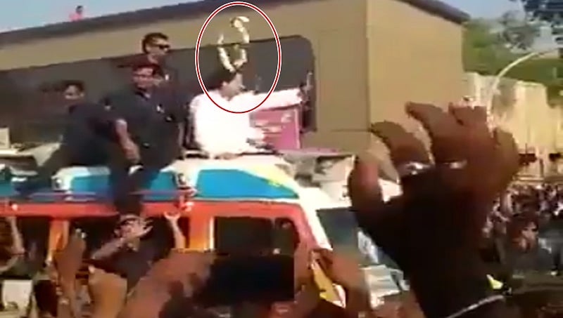 ಅಭಿಮಾನಿಯೊಬ್ಬ ಎಸೆದ ಹಾರ ರಾಹುಲ್ ಕೊರಳಿಗೆ: ವಿಡಿಯೋ ವೈರಲ್