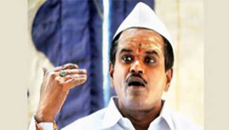 ಚುನಾವಣೆಗೆ ನಿಲ್ಲದಂತೆ ಕಾಂಗ್ರೆಸ್ ಮುಖಂಡರಿಂದ ಬೆದರಿಕೆ, ಪ್ರೆಸ್ ಕ್ಲಬ್ ನಲ್ಲಿ ವಿಷ ಸೇವಿಸಿದ  ಬಾಂಬ್ ನಾಗ