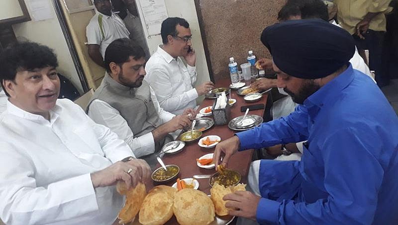 ರಾಜ್'ಘಾಟ್'ನಲ್ಲಿ ಉಪವಾಸ ಸತ್ಯಾಗ್ರಹಕ್ಕೂ ಮುನ್ನ ರೆಸ್ಟೋರೆಂಟ್ ನಲ್ಲಿ ಊಟ ಮಾಡಿದ್ದ ಕಾಂಗ್ರೆಸ್ ನಾಯಕರು!