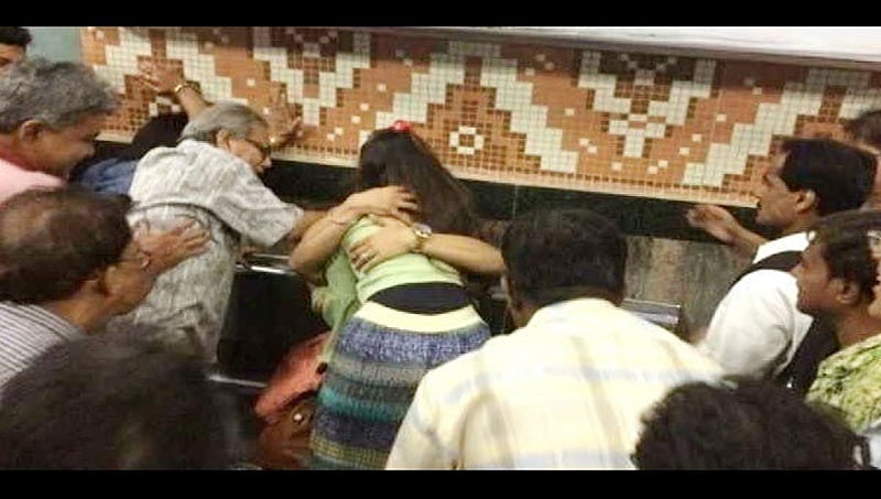 ಕೋಲ್ಕತ್ತಾ: ಮೆಟ್ರೋ ರೈಲಿನಲ್ಲಿ ನೈತಿಕ ಪೋಲೀಸ್ ಗಿರಿ, ಸಾರ್ವಜನಿಕರಿಂದ ಪ್ರತಿಭಟನೆ