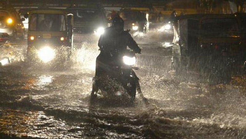 ಬೆಂಗಳೂರಿನಲ್ಲಿ ಭಾರೀ ಮಳೆ; ಕೊಳದಂತಾದ ರಸ್ತೆಗಳು, ಸವಾರರ ಪರದಾಟ