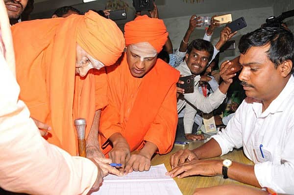 ಕರ್ನಾಟಕ ಚುನಾವಣೆ: ವಯೋವೃದ್ಧರು, ಯುವ ಜನತೆಯಿಂದ ಉತ್ಸಾಹದ ಮತದಾನ