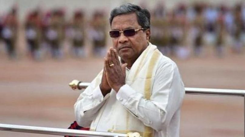 ಮತದಾರರಿಗೆ ಸಿದ್ದರಾಮಯ್ಯ ಹಣ ಹಂಚುತ್ತಿದ್ದಾರೆ: ಜೆಡಿಎಸ್ ಆರೋಪ
