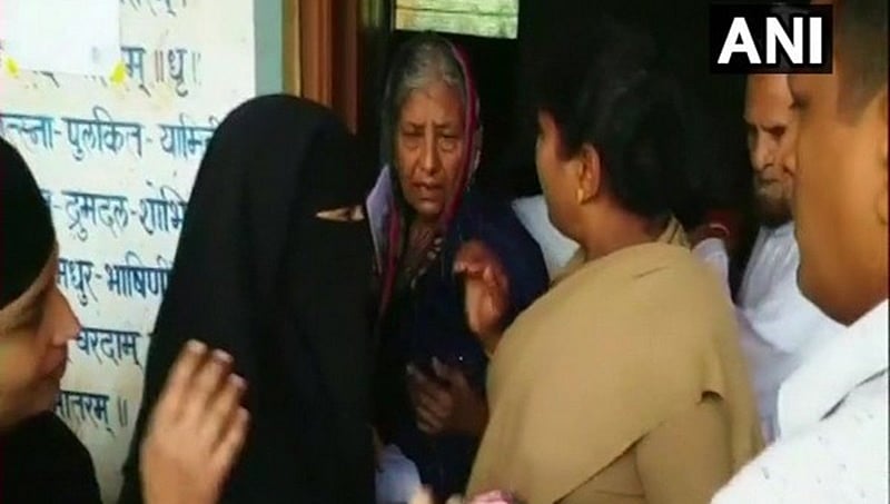 ಬೆಳಗಾವಿ: ಬುರ್ಖಾ ತೆಗೆಯಲು ನಿರಾಕರಿಸಿದ ಮಹಿಳೆಯನ್ನು ತಡೆದ ಅಧಿಕಾರಿಗಳು