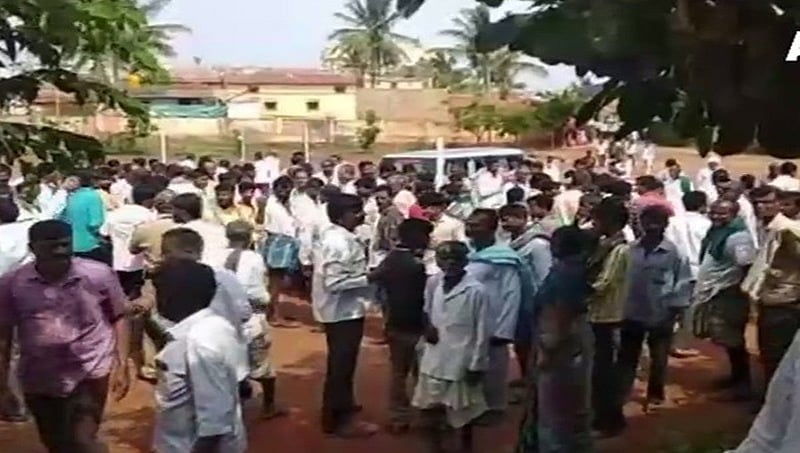 ಚುನಾವಣೆ: ಧಾರವಾಡದ ಮತಗಟ್ಟೆ ಬಳಿ ಬಿಜೆಪಿ ಕಾರ್ಯಕರ್ತರಿಂದ ಪ್ರತಿಭಟನೆ