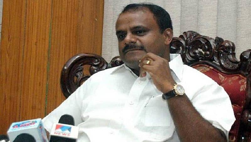 ನಿಖಿಲ್ ಜೊತೆ ಸಿಂಗಾಪುರಕ್ಕೆ ತೆರಳಿದ ಎಚ್.ಡಿ ಕುಮಾರಸ್ವಾಮಿ