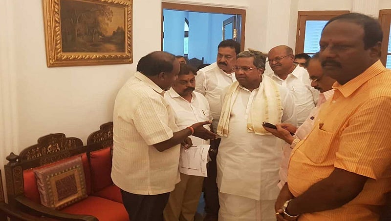 ರಾಜಭವನಕ್ಕೆ ಕಾಂಗ್ರೆಸ್-ಜೆಡಿಎಸ್ ನಾಯಕರ ಭೇಟಿ: ಕುಮಾರಸ್ವಾಮಿ ನೇತೃತ್ವದಲ್ಲಿ ಸರ್ಕಾರ ರಚನೆಗೆ ಹಕ್ಕು ಮಂಡನೆ