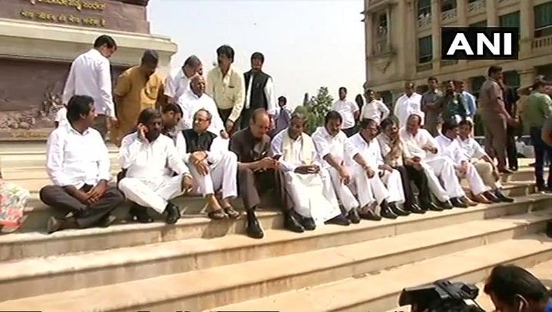 ಮುಖ್ಯಮಂತ್ರಿಯಾಗಿ ಯಡಿಯೂರಪ್ಪ ಪದಗ್ರಹಣ: ಗಾಂಧಿ ಪ್ರತಿಮೆ ಬಳಿ ಕಾಂಗ್ರೆಸ್, ಜೆಡಿಎಸ್ ಪ್ರತಿಭಟನೆ