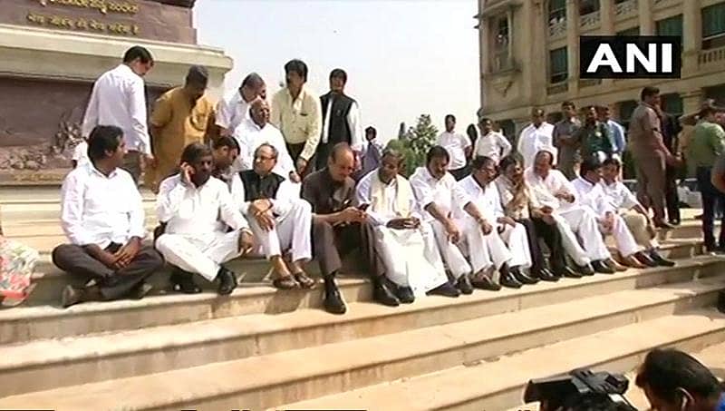 ಮುಖ್ಯಮಂತ್ರಿಯಾಗಿ ಯಡಿಯೂರಪ್ಪ ಪದಗ್ರಹಣ: ಗಾಂಧಿ ಪ್ರತಿಮೆ ಬಳಿ ಕಾಂಗ್ರೆಸ್, ಜೆಡಿಎಸ್ ಪ್ರತಿಭಟನೆ