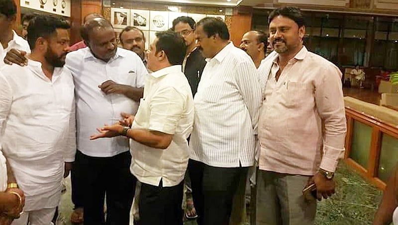 ಎರಡೂವರೆ ವರ್ಷಗಳ ಬಳಿಕ ಮೊದಲ ಬಾರಿಗೆ ಕುಮಾರಸ್ವಾಮಿ ಭೇಟಿ ಮಾಡಿದ ರೆಬೆಲ್ ಶಾಸಕ ಜಮೀರ್!