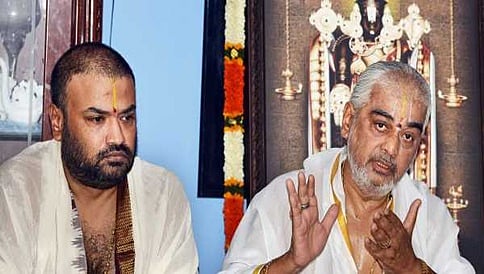 ತಿರುಪತಿ ದೇವಾಲಯದ ಪ್ರಧಾನ ಅರ್ಚಕ ಎವಿ ರಮಣ ದೀಕ್ಷಿತರಿಗೆ ಹುದ್ದೆಯಿಂದ ಕೆಳಗಿಳಿಯಲು ಟಿಟಿಡಿ ಸೂಚನೆ