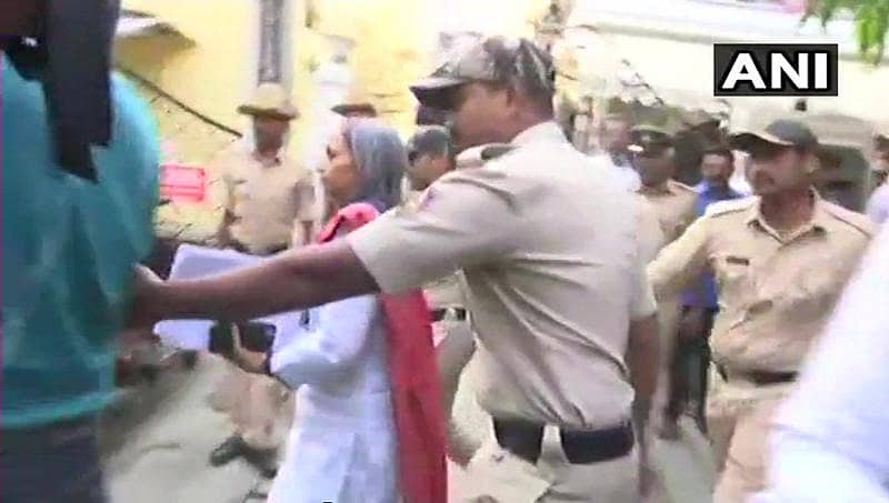 ವಿಶ್ವಾಸಮತಯಾಚನೆಗೆ ಕ್ಷಣಗಣನೆ ಆರಂಭ: ಸಿಎಂ ಮನೆಗೆ ಡಿಜಿಪಿ, ಎಡಿಜಿಪಿ ನೀಲಮಣಿ ಭೇಟಿ; ಮಾತುಕತೆ