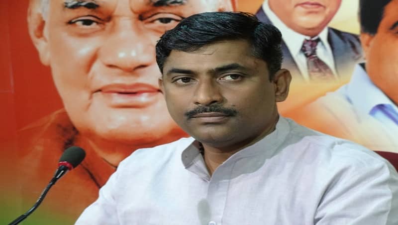 ರೆಡ್ಡಿ ಬಿಜೆಪಿ ವೇದಿಕೆ ಮೇಲೆ ಬಂದರೆ ವಾಟ್ಸ್ ಆಪ್ ಮಾಡಿ: ಮುರಳೀಧರ್ ರಾವ್