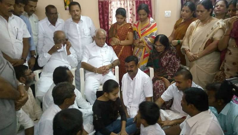 ರಾಜಿನಾಮೆ ಸುದ್ದಿ ಕೇಳಿ ಮೃತಪಟ್ಟ ಅಭಿಮಾನಿ ಮನೆಗೆ ಭೇಟಿ ನೀಡಿ ಭಾವುಕರಾದ ಬಿಎಸ್ ವೈ