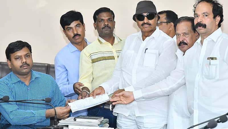 ವಿಧಾನ ಪರಿಷತ್ ಚುನಾವಣೆ: ಈಶಾನ್ಯ ಪದವೀಧರ ಕ್ಷೇತ್ರಕ್ಕೆ ವಾಟಾಳ್ ನಾಮಪತ್ರ ಸಲ್ಲಿಕೆ