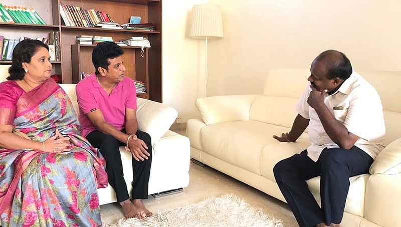 ಸಿಎಂ ಕುಮಾರಸ್ವಾಮಿಯನ್ನು ಭೇಟಿಯಾದ ಶಿವರಾಜ್ಕುಮಾರ್ ದಂಪತಿ