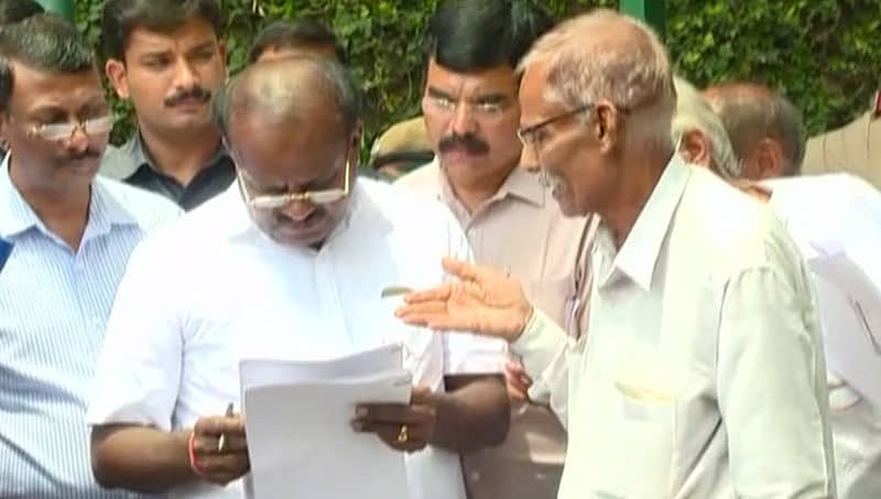 ಸಿಎಂ ಮೊದಲ ಜನತಾ ದರ್ಶನ: ಜನರ ಸಮಸ್ಯೆ ಆಲಿಸಿದ ಕುಮಾರಸ್ವಾಮಿ