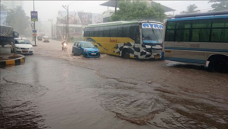 ಮಂಗಳೂರಿನಲ್ಲಿ ಮಳೆ-ಗಾಳಿ ಅವಾಂತರ: ಮನೆ ಮೇಲೆ ತಡೆಗೋಡೆ ಕುಸಿದು ಬಾಲಕ ಸಾವು