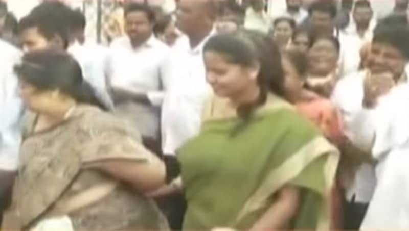 ಸಿಎಂ ಸಿದ್ದರಾಮಯ್ಯ ಪರ ಚಾಮುಂಡೇಶ್ವರಿ ಕ್ಷೇತ್ರದಲ್ಲಿ ಸೊಸೆ ಸ್ಮಿತಾರಿಂದ ಮತಯಾಚನೆ!