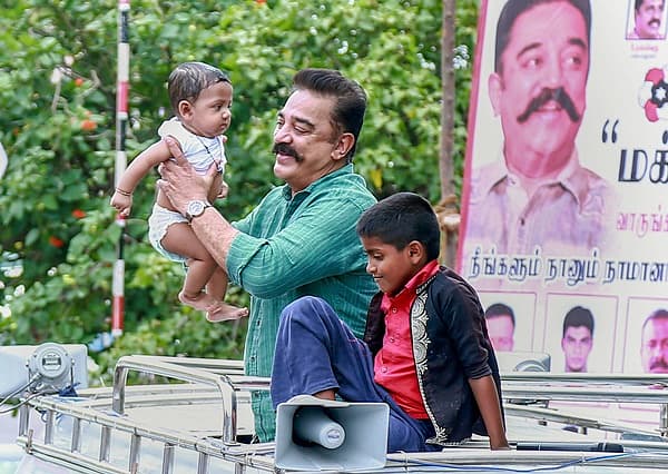 <b>ಮಕ್ಕಳೊಂದಿಗೆ ಮಕ್ಕಳ್ ನೀಧಿ ಮಯ್ಯಂ ಮುಖ್ಯಸ್ಥ.... </b>ತಮಿಳುನಾಡಿನ ತಿರುನೆಲ್ವೆಲ್ಲಿಯ ಪನಗುಡಿ ಪಟ್ಟಣದಲ್ಲಿ ಗುರುವಾರ ನಡೆದ ರ್ಯಾಲಿ ವೇಳೆ ಮಕ್ಕಳ್ ನೀಧಿ ಮಯ್ಯಂ ಮುಖ್ಯಸ್ಥ, ನಟ ಕಮಲ್ ಹಾಸನ್ ಅವರು ಮಕ್ಕಳೊಂದಿಗೆ ಸಂಭ್ರಮಿಸಿದ್ದು ಹೀಗೆ.