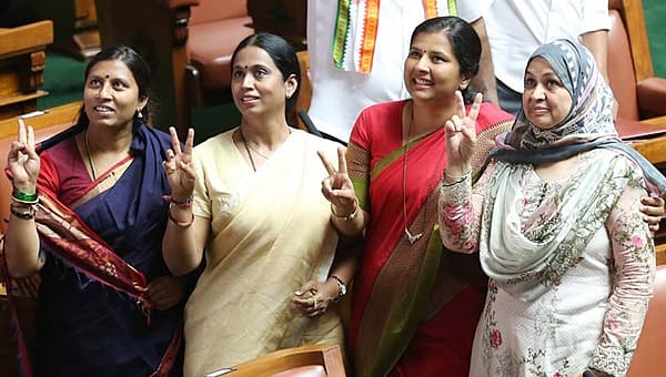 <b>ಸದನದಲ್ಲಿ ಮಹಿಳಾ ಶಾಸಕರು...</b> ವಿಧಾಸಭೆಯಲ್ಲಿ ಶನಿವಾರ ಕಾಂಗ್ರೆಸ್ ಮಹಿಳಾ ಶಾಸಕರಾದ ಲಕ್ಷ್ಮಿ ಹೆಬ್ಬಾಳಕರ್, ಎಂ.ರೂಪಕಲಾ, ಕನೀಜ್ ಫಾತಿಮಾ ಹಾಗೂ ಅಂಜಲಿ ನಿಂಬಾಳ್ಕರ್.