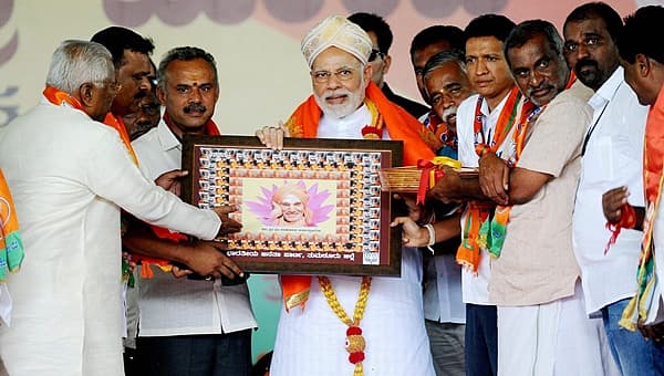 <b>ನಮೋಗೆ ನೆನಪಿನ ಕಾಣಿಕೆ.....</b> ವಿಧಾನಸಭೆ ಚುನಾವಣೆ ಪ್ರಚಾರಕ್ಕಾಗಿ ಶನಿವಾರ ತುಮಕೂರಿಗೆ ಆಗಮಿಸಿದ್ದ ಪ್ರಧಾನಿ ನರೇಂದ್ರ ಮೋದಿ ಅವರಿಗೆ ಸ್ಥಳೀಯ ಬಿಜೆಪಿ ನಾಯಕರು ಸಿದ್ಧಗಂಗಾ ಶ್ರೀಗಳ ಭಾವಚಿತ್ರವನ್ನು ನೆನಪಿನ ಕಾಣಿಕೆಯಾಗಿ ನೀಡಿದರು.