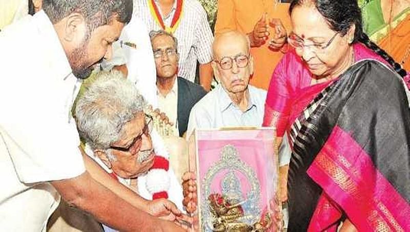 ಪಂಡಿತ್ ರಾಜೀವ್ ತಾರಾನಾಥ್ ಅವರಿಗೆ ನಾಡೋಜ ಪ್ರಶಸ್ತಿ ಪ್ರಧಾನ