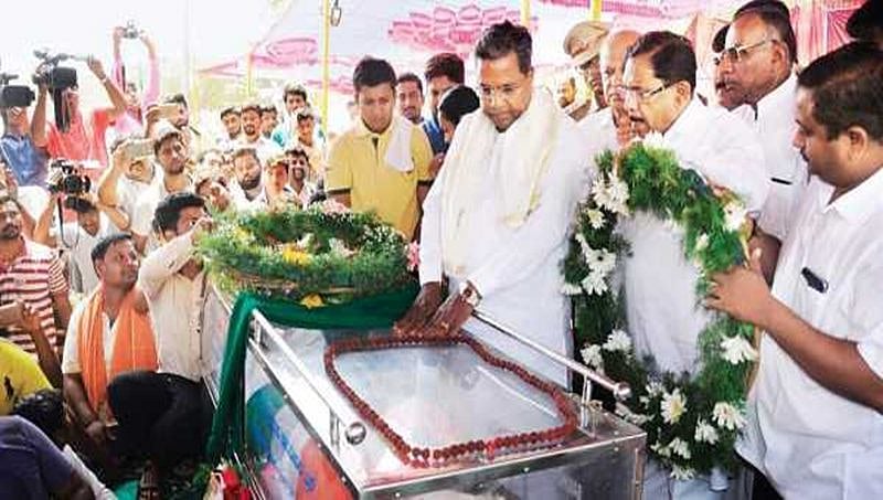 ಸಕಲ ಸರ್ಕಾರಿ ಗೌರವಗಳೊಂದಿಗೆ 'ಬ್ಯಾರೇಜ್ ಹೀರೋ' ಸಿದ್ದು ನ್ಯಾಮಗೌಡ ಅಂತ್ಯಸಂಸ್ಕಾರ
