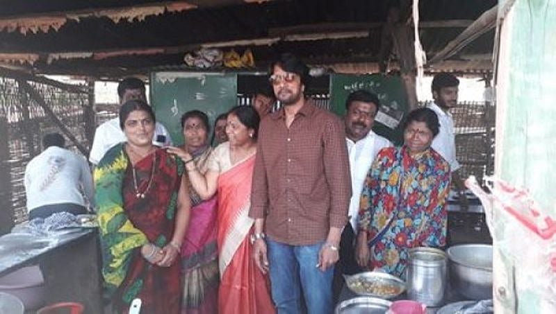 ಸೋಮಶೇಖರ ರೆಡ್ಡಿ ಪರ ಪ್ರಚಾರ: ರಸ್ತೆ ಬದಿ ಹೋಟೆಲ್ ನಲ್ಲಿ ಚಿತ್ರಾನ್ನ ತಿಂದು, ಟೀ ಕುಡಿದ ಕಿಚ್ಚ!