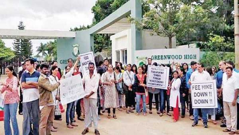ಬೆಂಗಳೂರು : ಕ್ಯಾಂಟೀನ್ ಶುಲ್ಕ ವಿರೋಧಿಸಿ ಶಾಲೆಯ ಮುಂದೆ  ಪಾಲಕರ ಪ್ರತಿಭಟನೆ