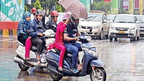 ಬಿಟ್ಟು ಬಿಟ್ಟು ಸುರಿಯುವ ಮಳೆ: ಬೆಂಗಳೂರಿಗರು ಹೊರಗೆ ಕಾಲಿಡುವಾಗ ಛತ್ರಿ, ರೈನ್ ಕೋಟ್ ಮರೆಯದಿರಿ