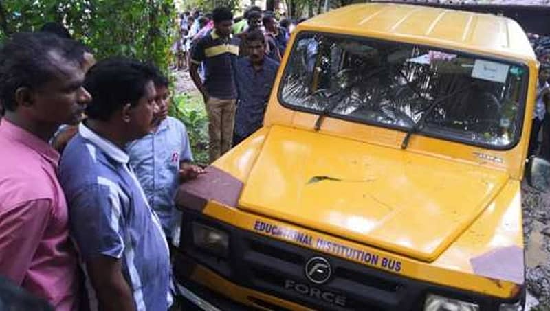 ಕೊಚ್ಚಿ: ದೇವಸ್ಥಾನದ ಕೊಳಕ್ಕೆ ಬಿದ್ದ ಶಾಲಾ ವಾಹನ, ಇಬ್ಬರು ಮಕ್ಕಳು, ಸಹಾಯಕಿ ಸಾವು