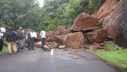 ಚಾರ್ಮಾಡಿ ಘಾಟಿಯಲ್ಲಿ ಗುಡ್ಡ ಕುಸಿತ: ಪ್ರಯಾಣಿಕರ ಪರದಾಟ